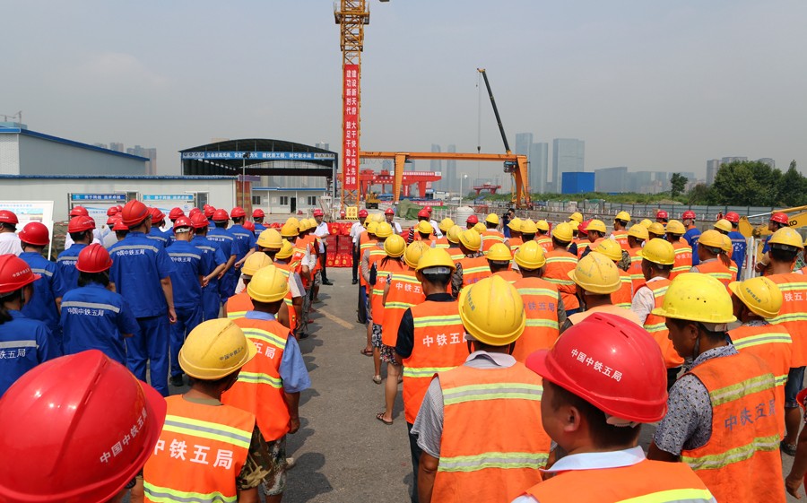 成都市總工會、中鐵城投集團(tuán)為成都地鐵建設(shè)者送清涼