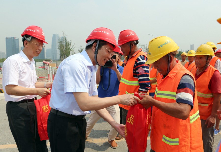 成都市總工會、中鐵城投集團(tuán)為成都地鐵建設(shè)者送清涼